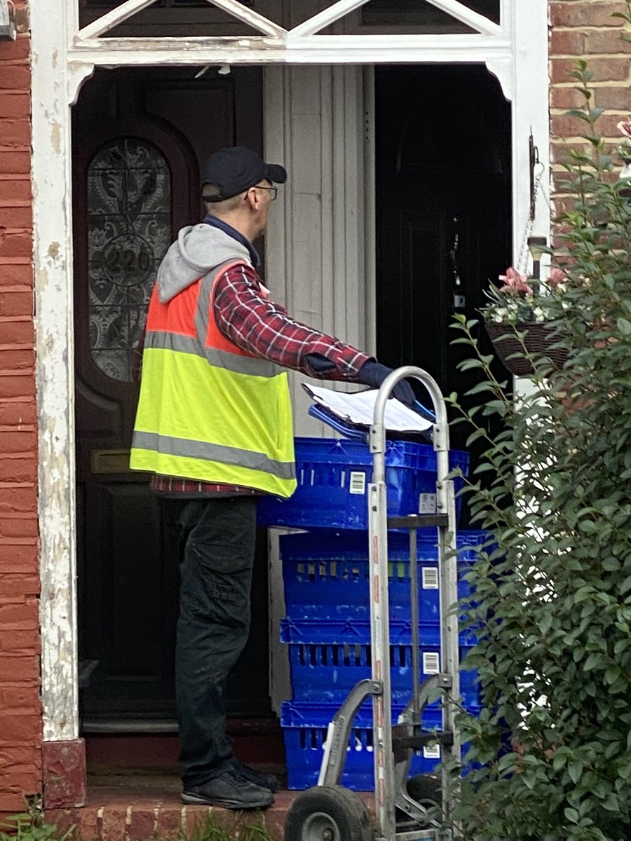 Rhomajay's tweet photo. @Tesco Tesco driver blocked my drive and told me he is allowed to do so as he is a key worker.

He didn’t care when I told him I will be reporting him, he trespassed on my private property and slammed my car boot shut

Video evidence available if you care to investigate @Tesco https://t.co/yxkWLZxJJ4