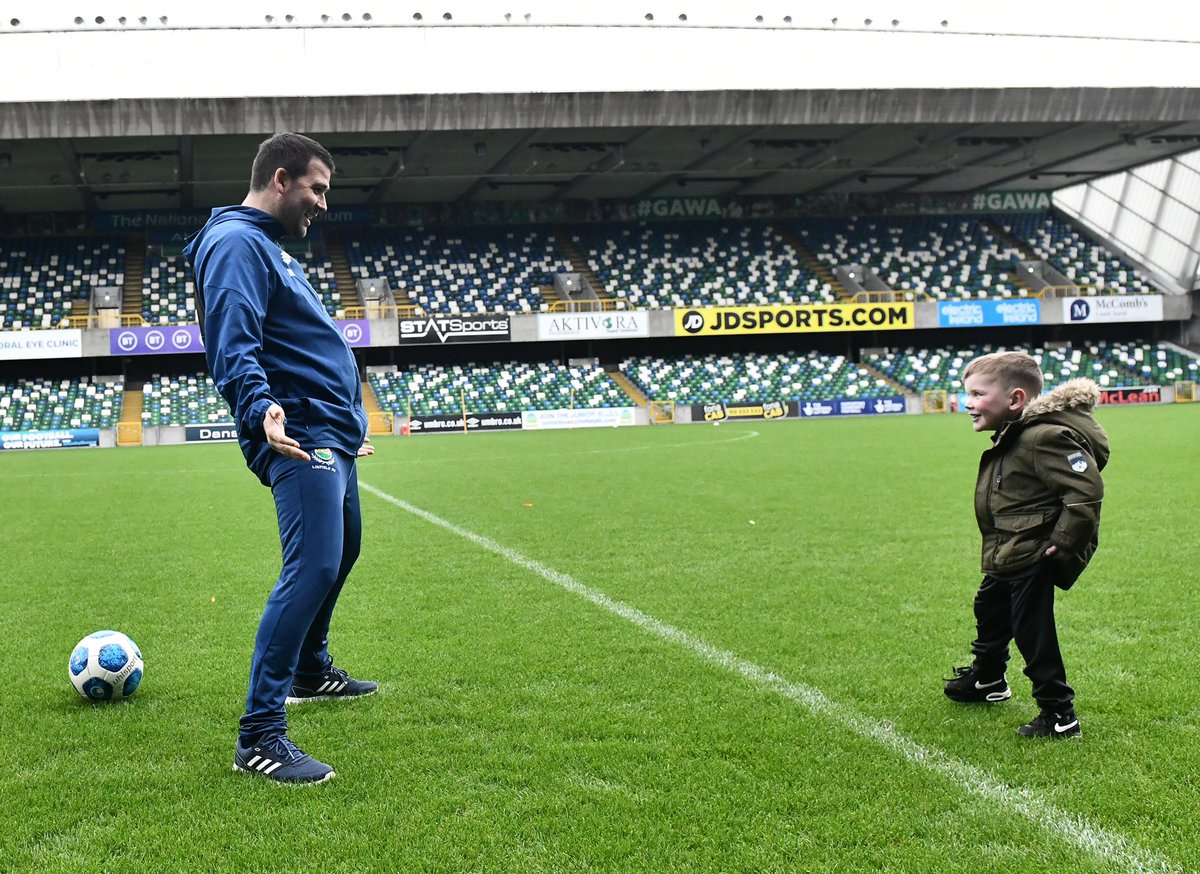 Donate4Daithi's tweet photo. Keep those legs closed, David...
Dรกithรญ gets the better of @OfficialBlues manager and @NorthernIreland legend David Healy.
#Megged
โญโญโญ https://t.co/fm8IkLW4wm
๐ธ @PacemakerPress
#YesIDonate #IsDeontรณirMรฉ #OrganDonation @OfficialBlues https://t.co/9JaMVYWLsg