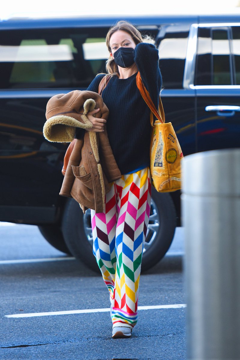 owildemidia's tweet photo. Olivia Wilde at JFK airport in NYC  - October 31. https://t.co/XikWDqTYgJ