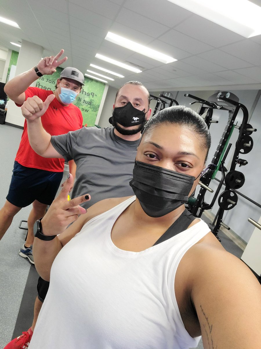 LaKiaLeo78's tweet photo. Happy Monday...WE'RE BACK!! πͺπΎ @Principal_Reyna @ECuevas_HISD #missingacouple #letsgetthisdaystarted https://t.co/szace2jWYs