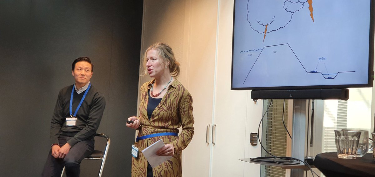 Evelien van der Heijden <a href="/wsrivierenland/">Waterschap Rivierenland</a> en Kin Sun Lam <a href="/DeltaresNL/">DeltaresNL</a> nemen ons mee in de digitale transformatie van dijkinspectie op de <a href="/Waterinfodag/">Waterinfodag</a>.