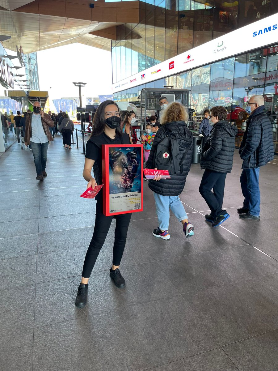 BoardsYaya's tweet photo. Türkiye'de bir ilk yayaTVboards 'lar sinema bileti satış sistemi olarak ta kullanılmakta :).

yayaTVboards' lara dilediğiniz sinema filminin afişini yerleştiriyoruz, Qr kod uygulaması ile dilerseniz AVM içerisinde gezdirip sinema bileti satabilirsiniz. https://t.co/aGLKx7OCU9