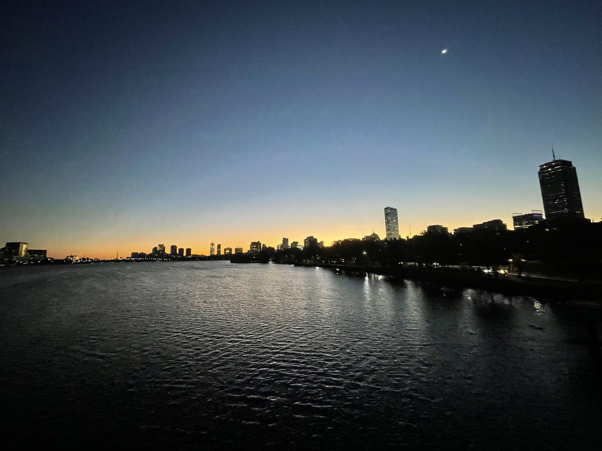 26MforMaxwell's tweet photo. Another wonderful morning on the Charles River. 3 more runs until @nycmarathon. Let‘s go! #running #marathon #slc6a1 https://t.co/2CAfl0SLA7
