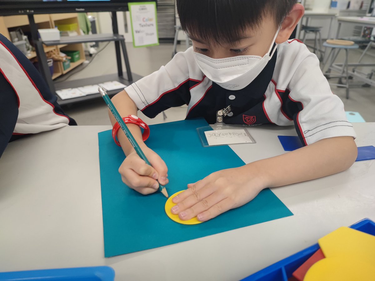 As we explore shapes in PP, we are also learning how to trace around 2D shapes and stencils. Tip for helping little ones keep the traced object in place: encourage them to secure it to the paper before they begin tracing. #cognitaway #stamfordhk #primaryvisualarts