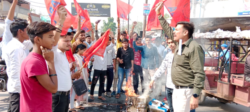 abvphathrasbraj's tweet photo. अभाविप हाथरस के कार्यकर्ताओं ने त्रिपुरा में जिहादी तत्वों द्वारा अभाविप कार्यकर्ता पर किए गए जानलेवा हमले के विरोध में और दोषियों को शीघ्र गिरफ्तार कर कठोरतम सजा देने की मांग को लेकर सासनी गेट चौराहे पर पुतला दहन कर धरना-प्रदर्शन किया।
#ABVPHathras
#ABVPBraj https://t.co/EuUzFaR2kN