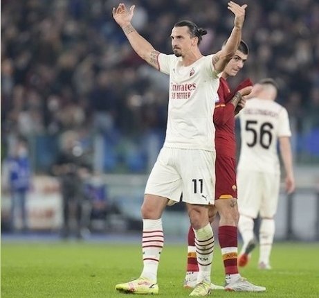 IwankusumaNdut's tweet photo. zlatan masih eksis lo cung urun satu goal saat milan lawan as roma kmarin , hasil akhir 2-1 utk milan goal satunya oleh kesei..mantap milan
#yoona
#conte
#BulanNovember https://t.co/Ja2hzg0mnM