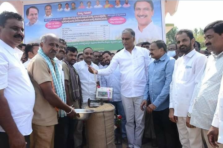 aakash_bathula's tweet photo. అలసట తెలియని నాయకుడు

ఈరోజు సిద్దిపేట నియోజకవర్గంలో
పలు అభివృద్ధి కార్యక్రమాలకు శంకుస్థాపనలు &amp;
సియం రిలీఫ్ ఫండ్ లబ్ధిదారులకు చెక్కుల పంపిణీ కార్యక్రమంలో పాల్గొన్న తెలంగాణ రాష్ట్ర ఆర్ధికశాఖమంత్రి
శ్రీ @trsharish గారు....
#TroubleShooter #THR
#THRsiddipetDevelopment https://t.co/ayjIq8hd34