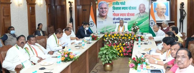 IYCChhattisgarh's tweet photo. ▶माननीय मुख्यमंत्री जी ने राज्योत्सव के अवसर पर स्लम स्वास्थ्य योजना के ऑनलाईन डैशबोर्ड और छत्तीसगढ़ी व्यंजनों का गिफ्ट पैक ’जोरन’ लांच किया 

▶ ऑनलाईन डैशबोर्ड से मुफ्त इलाज के लिए झुग्गी बस्तियों के नागरिक ले सकेंगे अग्रिम अपॉइंटमेंट
#CGTurns21 https://t.co/td59NOie0R