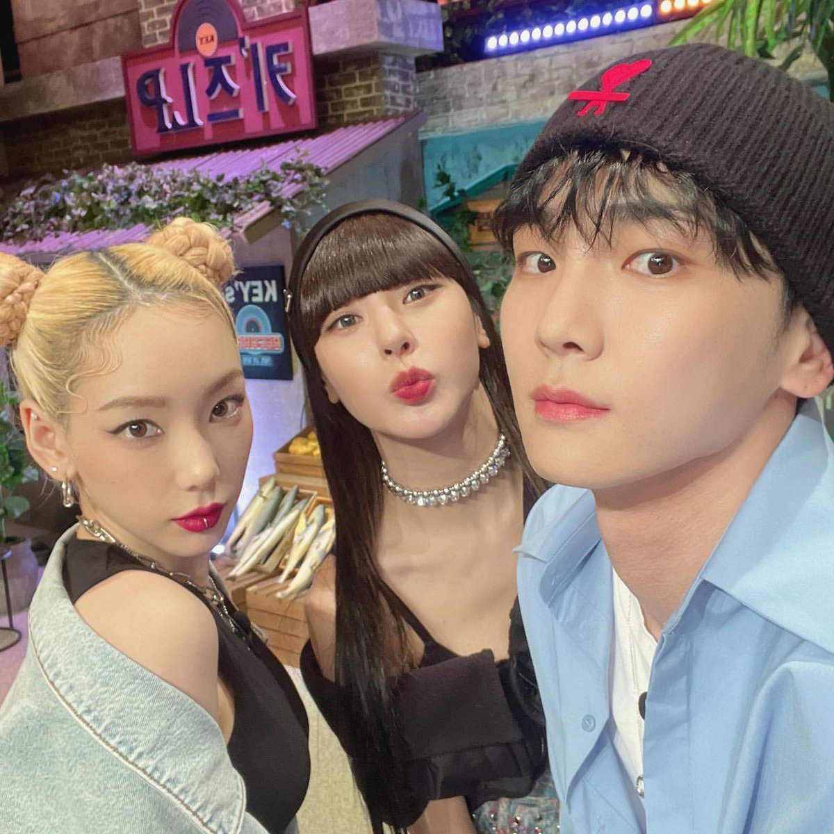 hr_taetae's tweet photo. กลัวใจพี่แทยอน เห็นรอยสักพี่โนเจ 
แล้วอยากไปสักเพิ่ม5555555555 https://t.co/8ZFnZ5jA7d