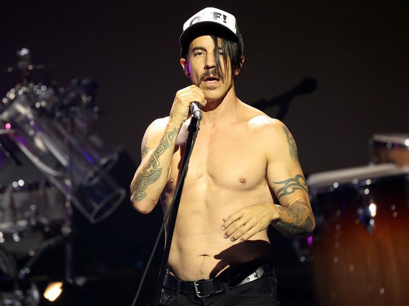 энтони кидис сейчас 2022. вокалист rhcp. Red hot chili peppers вокалист. энтони кидис. энтони кидис 2022.