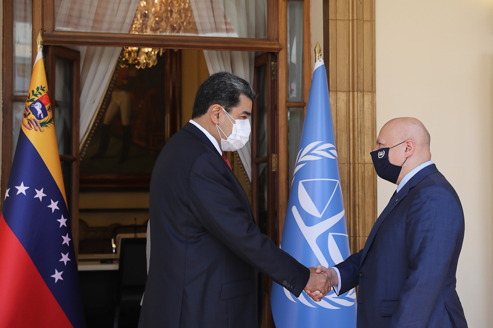 PresidencialVen's tweet photo. #EsNoticia 📰| Presidente Nicolás Maduro recibe en Miraflores al Fiscal de la CPI Karim Khan A.A. Khan QC ➡️ https://t.co/2JXsvUonv3 https://t.co/G66ghzOZjo