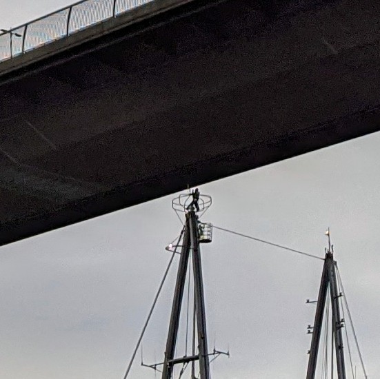 HastieP's tweet photo. @NeilKenny10 @PollyPingwing Looked like more than enough room. Someone brave at the top of the mast to make sure! https://t.co/Y4RyMh9Xuo