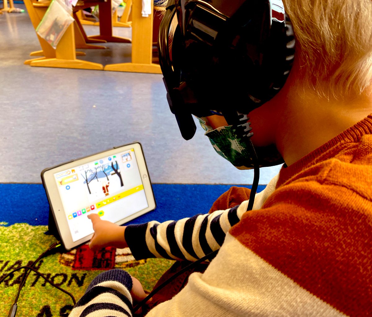 BBISlearning's tweet photo. G2 used @scratch to code a scene about the different seasons for their ‘Earth’s Patterns’ Unit of Inquiry. Learning #ComputionalThinking and #Debugging whilst focusing on visual storytelling! #edtech #creativity #criticalthinking @BBISofficial @butcher74 @tokende @aishakrist https://t.co/l2OVoj8CAw