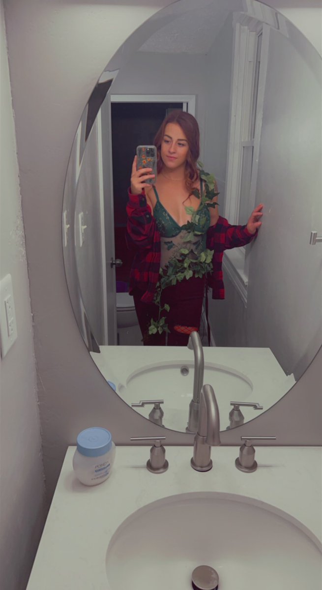 MarieeIvyy's tweet photo. “Ivy? Like poison ivy?” 😈 https://t.co/jAfKad4Qm2