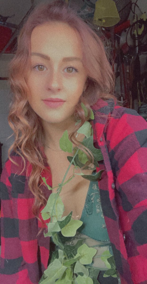 MarieeIvyy's tweet photo. “Ivy? Like poison ivy?” 😈 https://t.co/jAfKad4Qm2