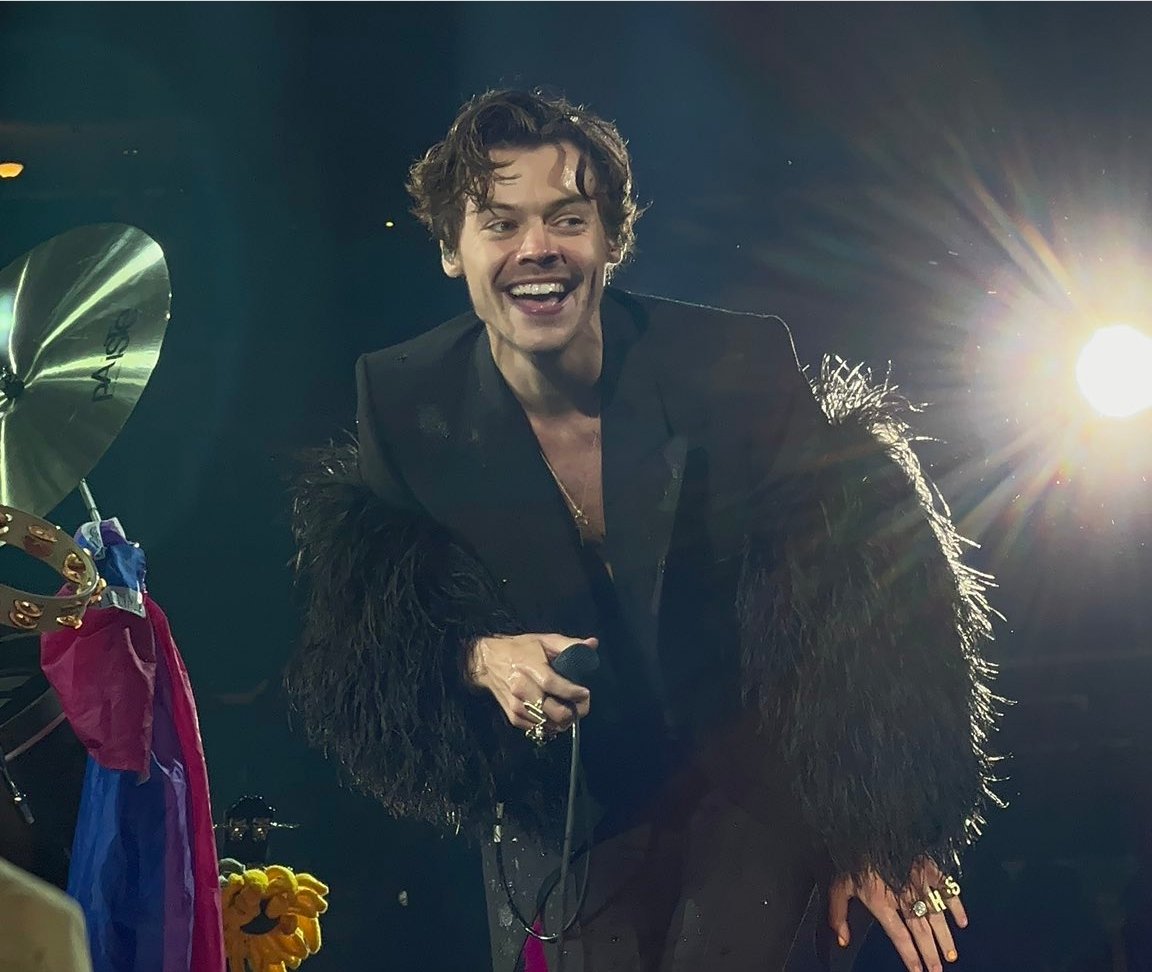 Sus_thln's tweet photo. "Il sorriso dei giganti sulla tua bocca sta in un angolo ed è puro incanto, intanto scatto". https://t.co/xPCdr7W0rS