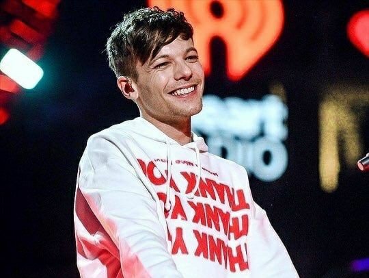 Sus_thln's tweet photo. "Il sorriso dei giganti sulla tua bocca sta in un angolo ed è puro incanto, intanto scatto". https://t.co/xPCdr7W0rS