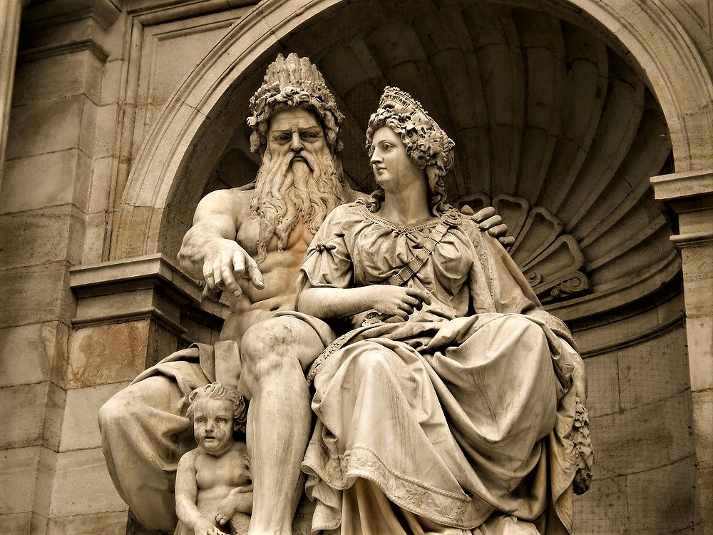 Yunan Mitolojisi'ndeki söylenenlere göre Prometheus, insanları bir bedende dört kol, dört bacak ve iki kafa ile yaratır. Ancak yaratılanların gücünden çekinen Zeus, onları ikiye ayırır ve hayatları boyunca diğer yarılarını aramaya mahkûm eder.