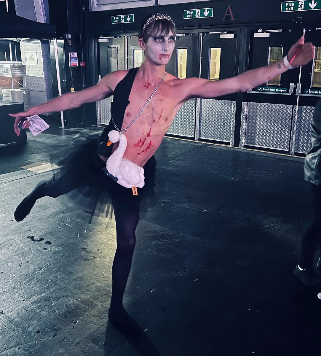 so my gravelled feet plie
and Autumn in Manchester
is blood orange as before

1. Exarcheia, Athens. 25.10
2. untitled words 28.10
3. A Black Swan, Manchester Central Station 30.10