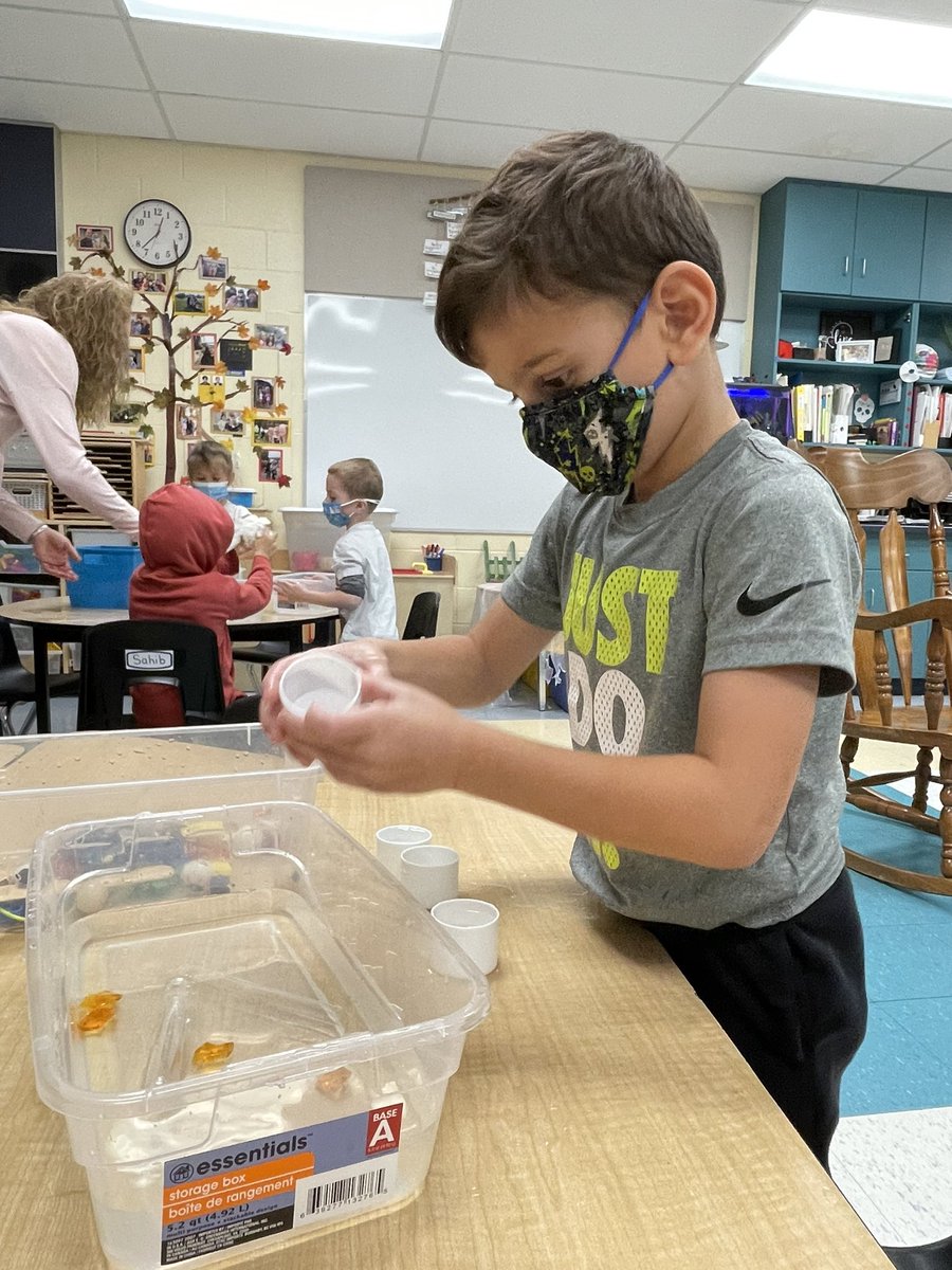 LPSKinderkids's tweet photo. We are making diamond potions. #dramaticplay #waterinquiry #sinkorfloat https://t.co/AeG2LQ4KbE