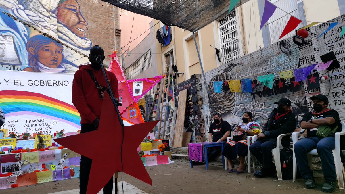 PdPagina's tweet photo. En el marco del día de muertos, colectivas y organizaciones de la asamblea Catalana comparten palabra y memoria, hacen denuncias contra asesinatos impunes de migrantes, mujeres y defensoras de derechos en la recepción de #LaExtemporánea zapatista que recorre Europa.
R: @Dal_air https://t.co/L2aa8sRBdK
