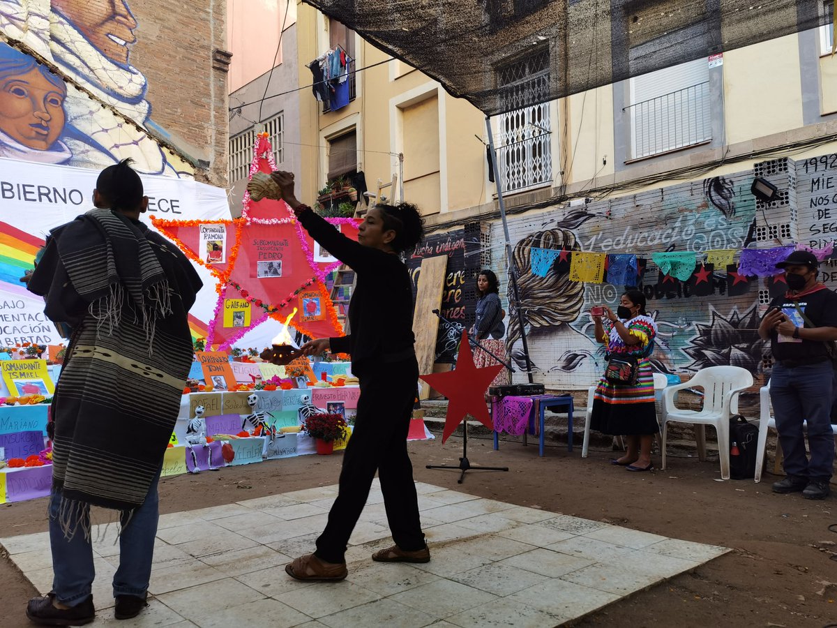 PdPagina's tweet photo. En el marco del día de muertos, colectivas y organizaciones de la asamblea Catalana comparten palabra y memoria, hacen denuncias contra asesinatos impunes de migrantes, mujeres y defensoras de derechos en la recepción de #LaExtemporánea zapatista que recorre Europa.
R: @Dal_air https://t.co/L2aa8sRBdK