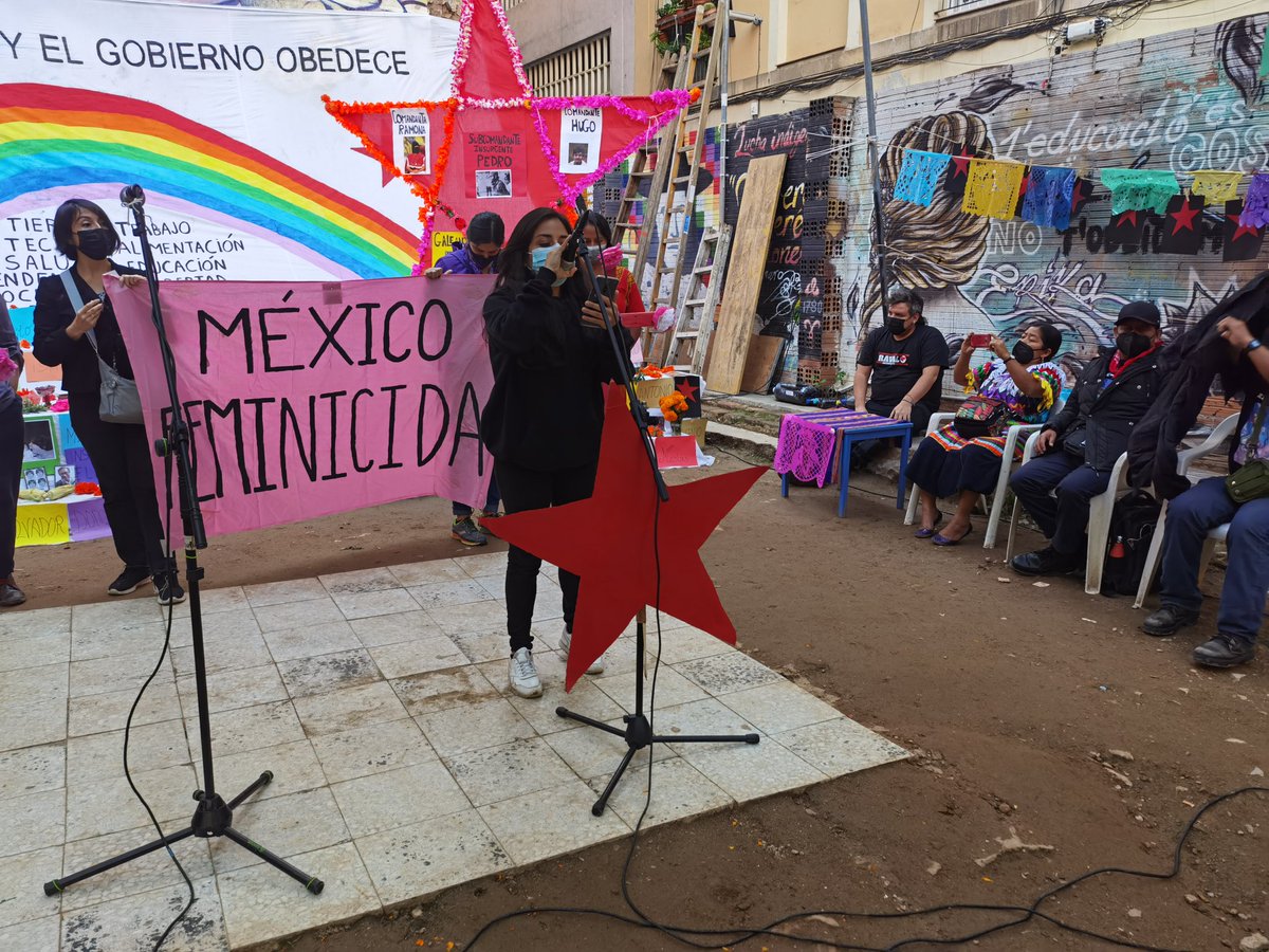 PdPagina's tweet photo. En el marco del día de muertos, colectivas y organizaciones de la asamblea Catalana comparten palabra y memoria, hacen denuncias contra asesinatos impunes de migrantes, mujeres y defensoras de derechos en la recepción de #LaExtemporánea zapatista que recorre Europa.
R: @Dal_air https://t.co/L2aa8sRBdK