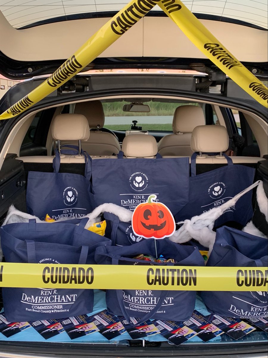 KenRDemerchant's tweet photo. #halloween2021 weekend handing out candy at our neighborhood events. #fortbendcounty #fourconerssugarland https://t.co/cPYMTRMui6