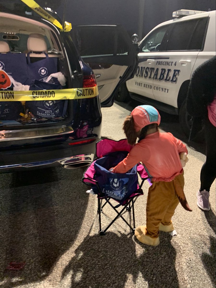 KenRDemerchant's tweet photo. #halloween2021 weekend handing out candy at our neighborhood events. #fortbendcounty #fourconerssugarland https://t.co/cPYMTRMui6