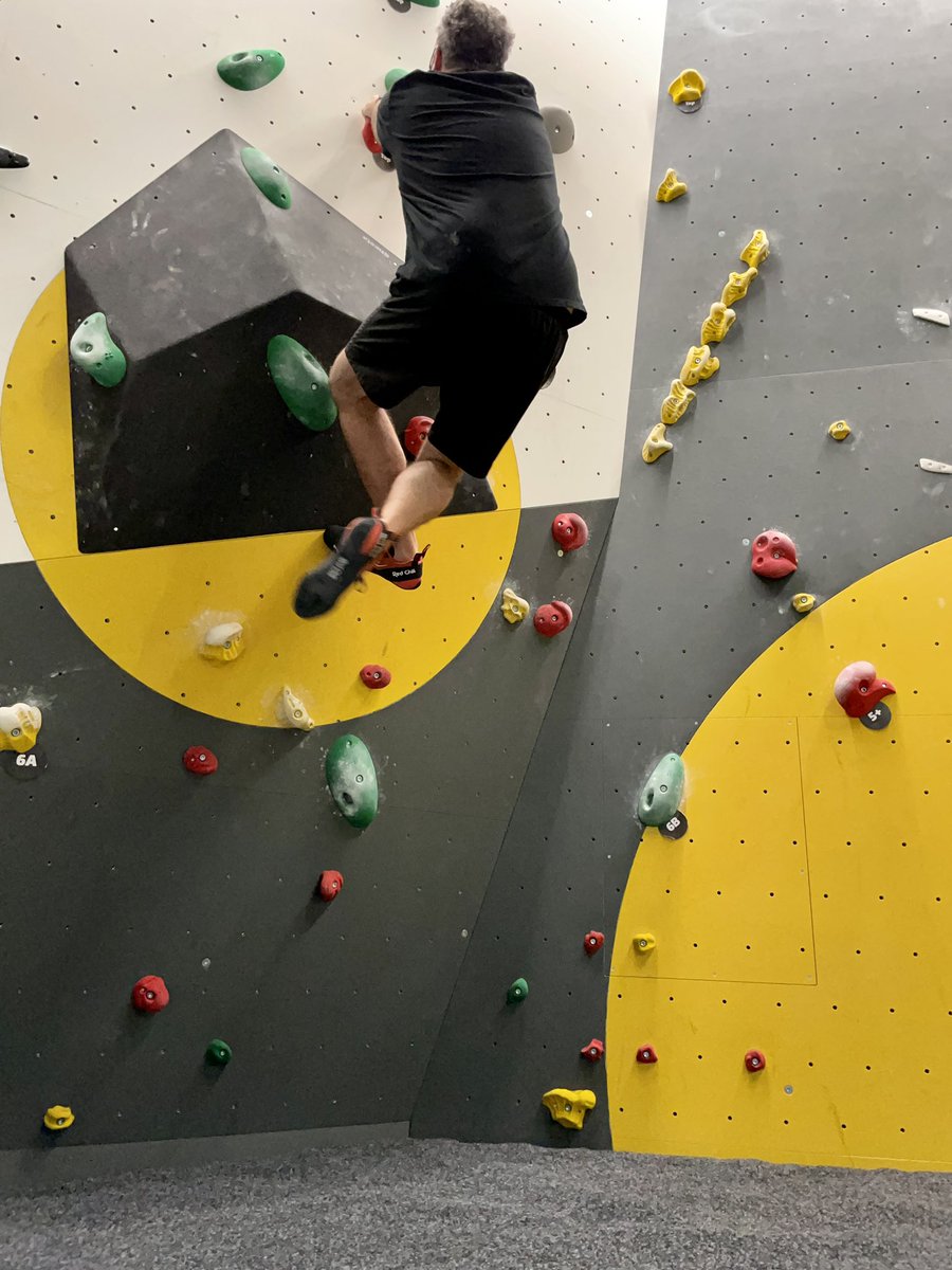 botic's tweet photo. Abendsession in der #Boulderbar #Seestadt. Erste 5+ geschafft. Da muss man schon einen kleinen Schwung rüber machen. (Könnte eleganter aussehen, aber den Auslöser muss man mal erwischen auf der Watch 😅) https://t.co/2zLjGvo7gO