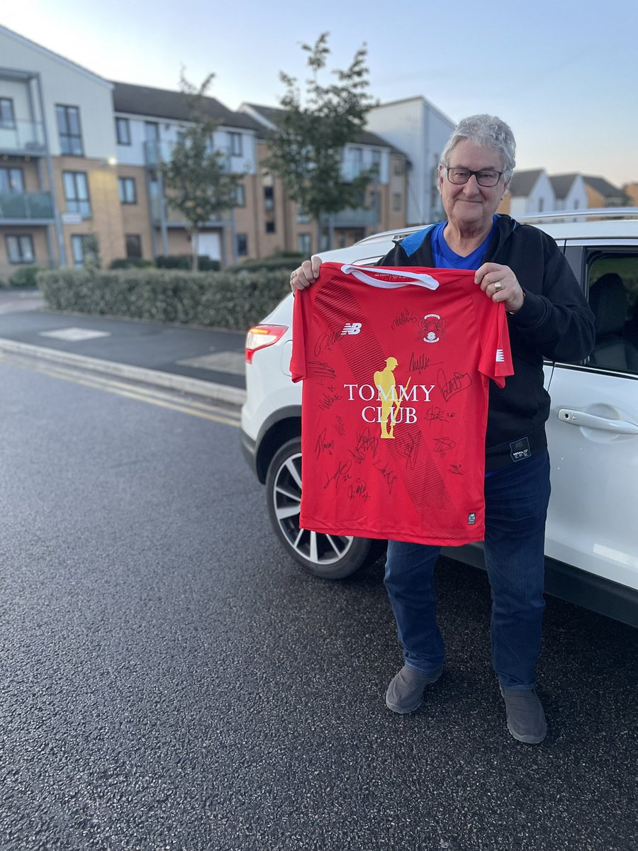 CaseyAdamsLOFC's tweet photo. A huge Thankyou to @Harrysmith30_ for sorting out a shirt signed by the whole team for his birthday. A real credit to the club on and off the pitch!!! @OrientOutlook @leytonorientfc #lofc https://t.co/35I9WQyXTV