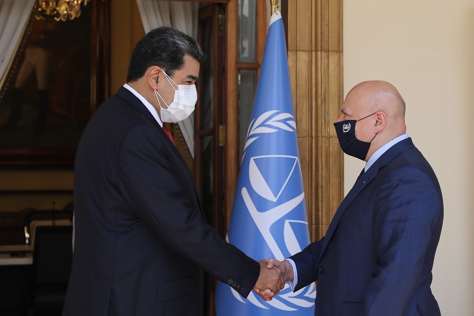Cancilleria_ve's tweet photo. #EnFotos 📸 | Presidente @NicolasMaduro sostiene encuentro con el Fiscal de la Corte Penal Internacional, Karim Khan como parte de la agenda de trabajo que cumplirá en nuestro país 🇻🇪.

#CooperaciónCPI #1Nov https://t.co/uoII5BquVK