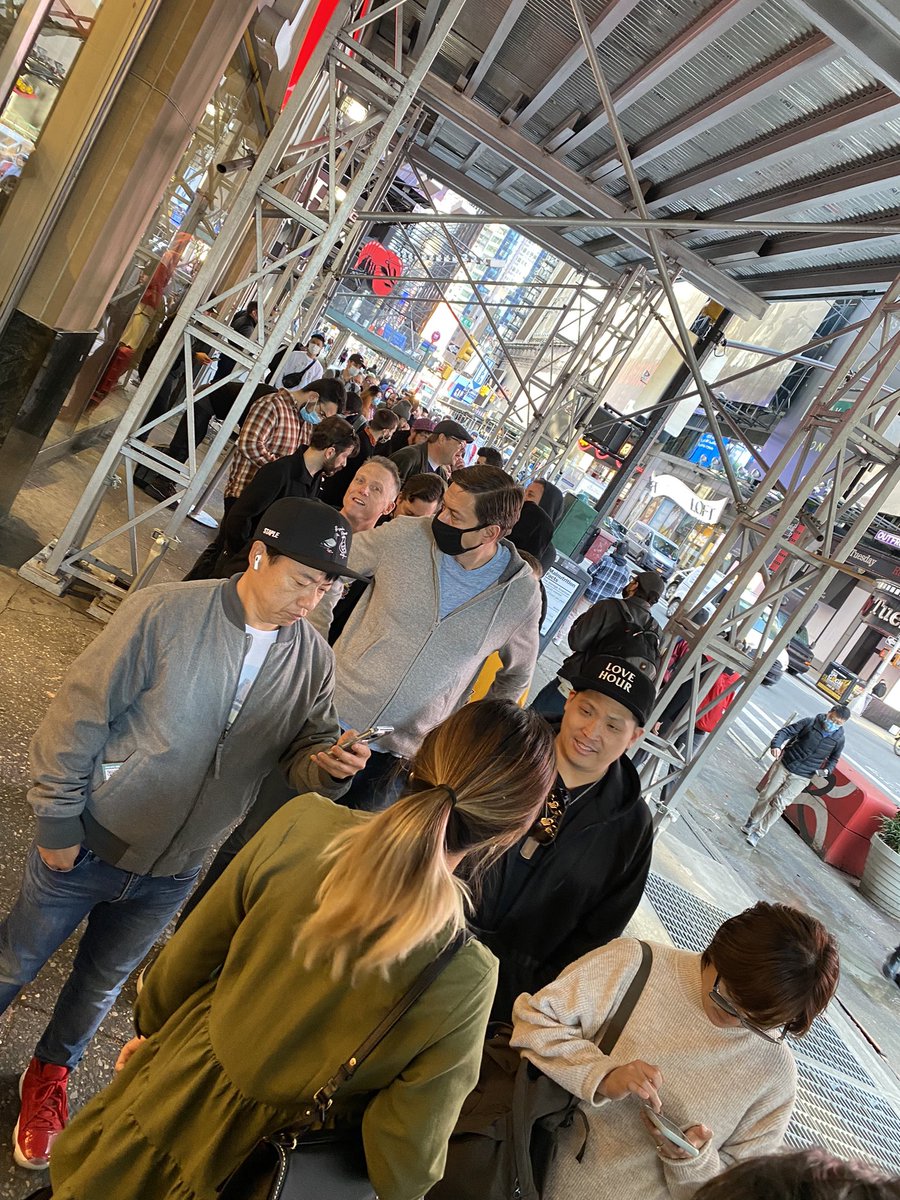 amypeniston's tweet photo. Registration line at #NFTNYC! https://t.co/vja68AJRAt