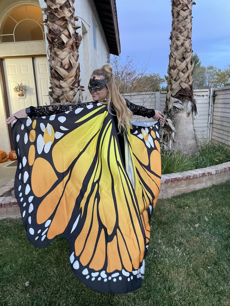 courtneybruu's tweet photo. yes, this is a couples costume. iykyk. https://t.co/3mtZ1VpX19
