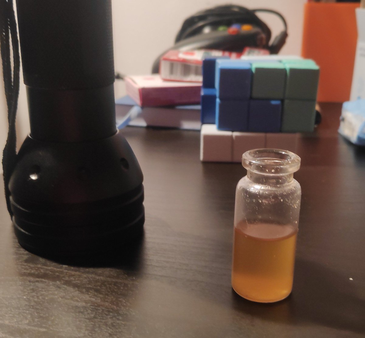 chemguin's tweet photo. Ya pasó halloween pero me apetecía probar esto y resulta que es verdad, las semillas de calabaza contienen compuestos fluorescentes 🎃🔦 https://t.co/N6dTucb8Jm