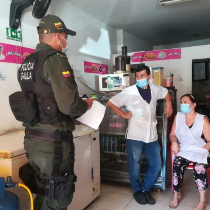 PoliciaIbague's tweet photo. .@GaulaPolicia
Tolima, realiza jornada de prevención del secuestro y extorsión, dirigida a los comerciantes de las diferentes Plazas de mercados de Ibagué, dando a conocer las diferentes modalidades de extorsión que se están presentando. #YoNoPagoYoDenuncio #Línea165. https://t.co/n21cKEEfPb