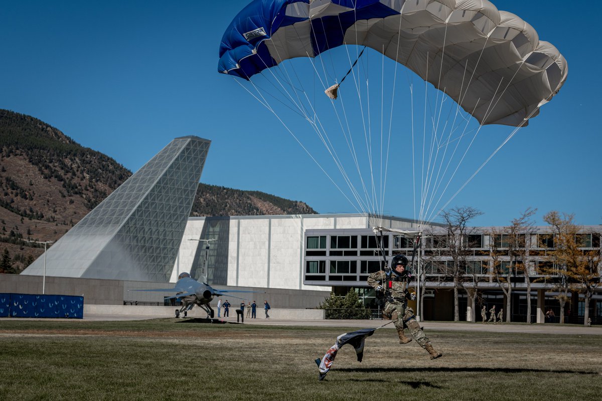 af_academy's tweet photo. #YourAcademy's Wings of Blue🪂 are set to jump into Arrowhead stadium tonight before #MondayNightFootball. 🏈
They got in some practice Friday- jumping into the t-zo.
#LetsFly https://t.co/VTkeixiFfu