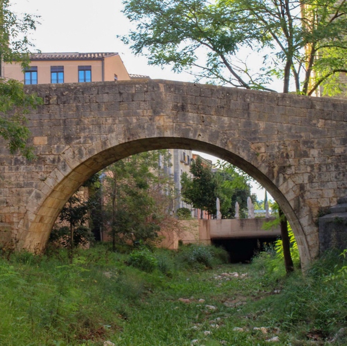 discover_must's tweet photo. Girona y Juego de Tronos 🎥
🧝🏻‍♀️ @lucia_c0rtes  

📍Gran Septo de Baelor (Catedral de Girona)
📍Baños de Braavos (Baños Árabes)
📍Mercado y Puerta Azul (Sant Martí Sacosta)
📍Puente de Braavos (Pont dels Galligants)
📍Mercado de Braavos (Passeig de la reina Joana)

Link en Bio📱 https://t.co/LhGsSuXBd3