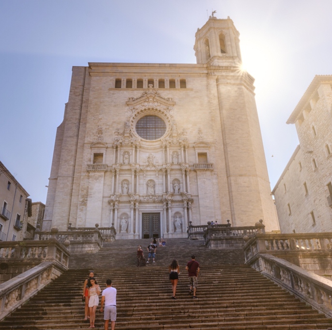 discover_must's tweet photo. Girona y Juego de Tronos 🎥
🧝🏻‍♀️ @lucia_c0rtes  

📍Gran Septo de Baelor (Catedral de Girona)
📍Baños de Braavos (Baños Árabes)
📍Mercado y Puerta Azul (Sant Martí Sacosta)
📍Puente de Braavos (Pont dels Galligants)
📍Mercado de Braavos (Passeig de la reina Joana)

Link en Bio📱 https://t.co/LhGsSuXBd3