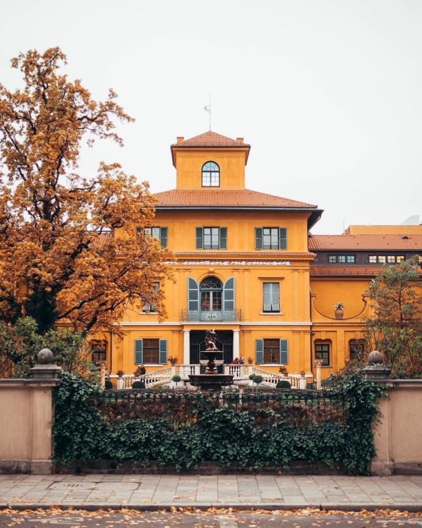 MO_MUNICH's tweet photo. Can you guess the location? 🍂

📸 @munichonmymind

#MandarinOrientalMunich #MandarinOriental #InspiredbyMO #IamAFan #FANtastic #WelcomeToMunich #LuxuryTravel #MandarinOriental #TakeMethere #SimplyMunich #AutumnInMunich #MunichTourism #MunichGuide https://t.co/RY8QPY0OQ1
