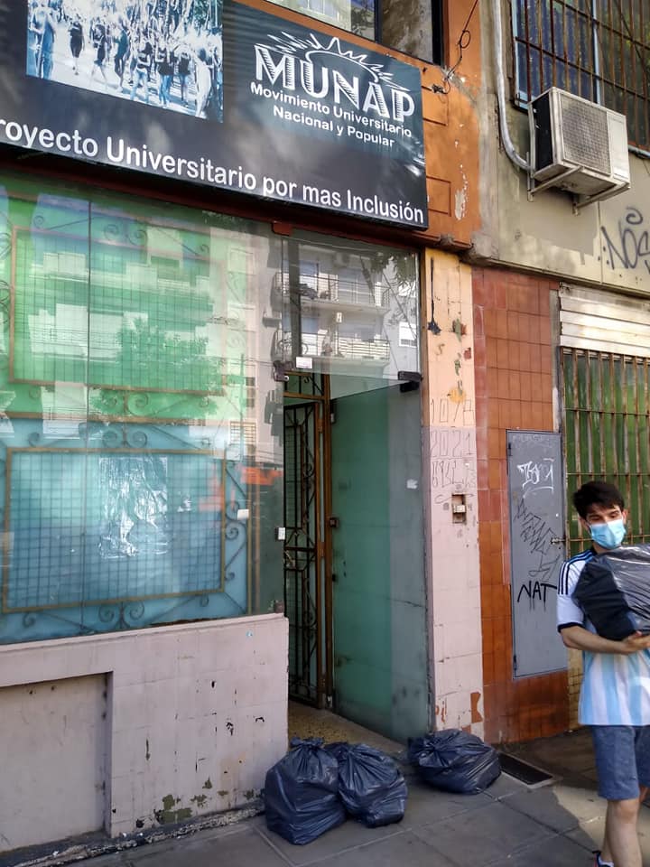 MUNAP_OFICIAL's tweet photo. JORNADA SOLIDARIA
Centro Cultural Carlos Mugica realizamos la entrega de 80 bolsones de mercadería a familias del Barrio La Fé en Monte Chingolo Lanús
En tiempos difíciles es cuando más debemos apostar a la solidaridad, organización y militancia @ParteOK
#MUNAP
#ParTEUniversidad https://t.co/3CVgCk4Nl8