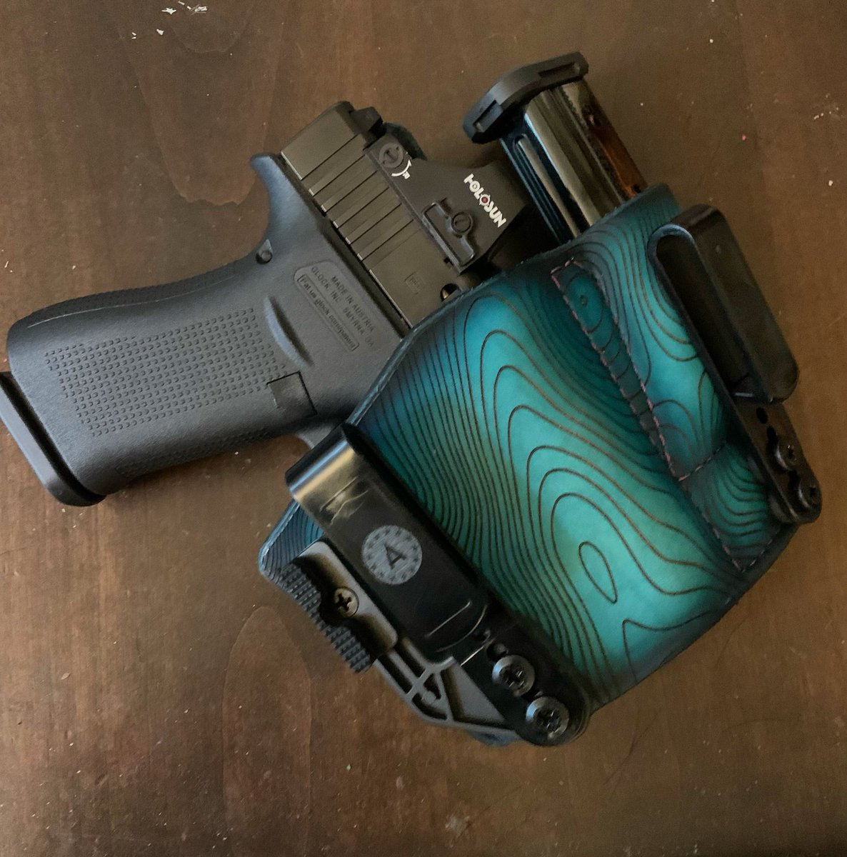 gilliansum's tweet photo. Today’s carry:
#glock43xmos
#holosun
#streamlighttlr7sub
#agapecustomshop
#battlebuddyholster #customleatherholster #customleathergoods
#girlswhoshoot #girlswhocarry #pewpew #pewpewpretty https://t.co/WbzFMFyjcv
