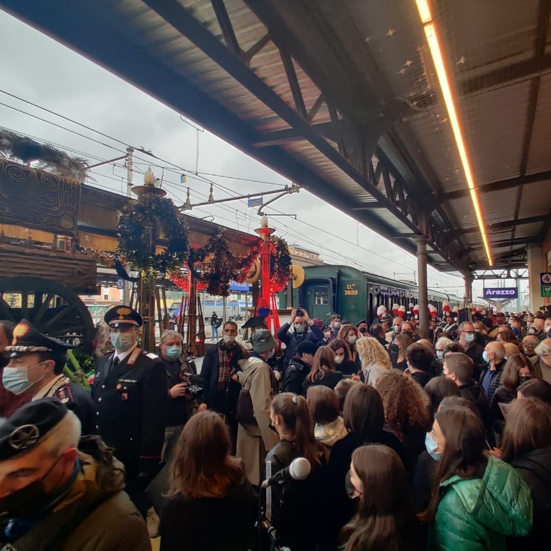 Arezzo oggi. Il racconto del Milite Ignoto vi attende in stazione fino alle 21 sul treno storico! Binario 1 #militeignoto #militeignoto100 #anniversarinazionali