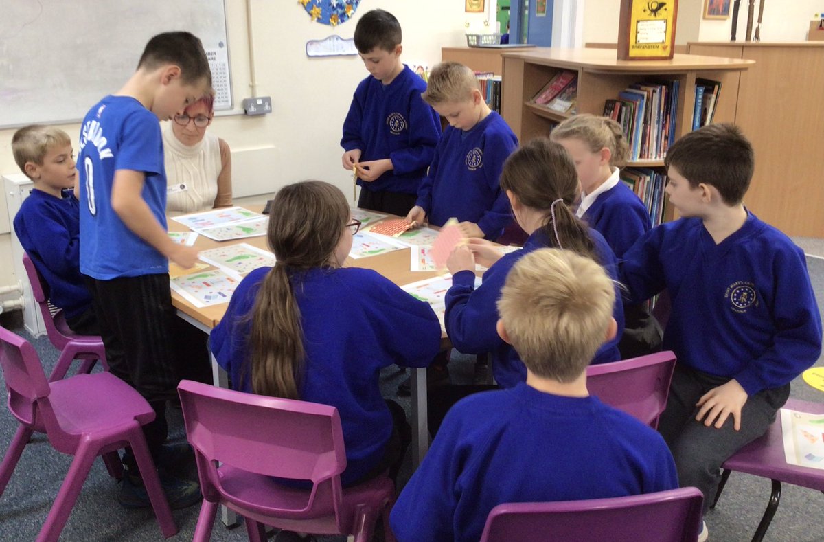 stmarysglossop's tweet photo. Thank you to Helen of @GlossopCounts for working with our #GreenTeam today on the theme of reducing our carbon footprint. The enthusiastic group discussed energy use, travel, diet and shopping. #COP26 @TeamModeshift 💚🌎♻️🤔🦶 https://t.co/sln74OJoFo
