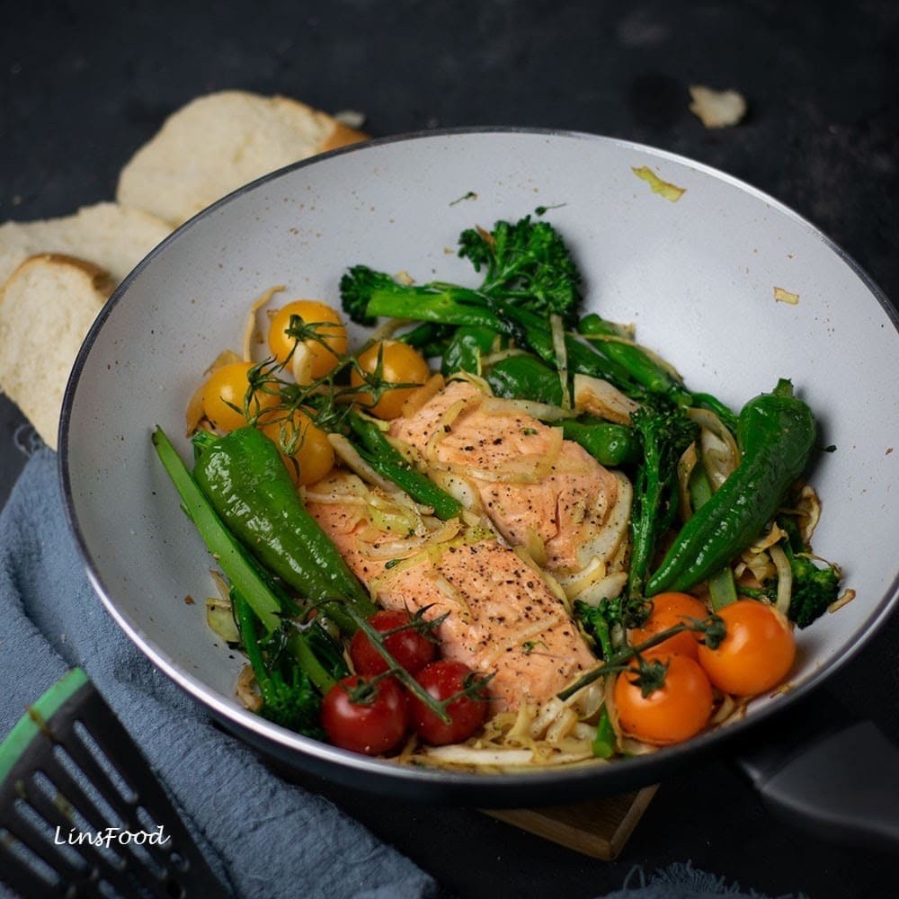 Healthy dinner by <a href="/AzlinBloor/">Azlin Bloor</a> with our Earth Pan Wok. 
Made with 88% less CO2. 
Plus the handles are made from recycled plastic bags! 

Help us protect the planet, one pan at a time 💚 

 bit.ly/3BzdyZg