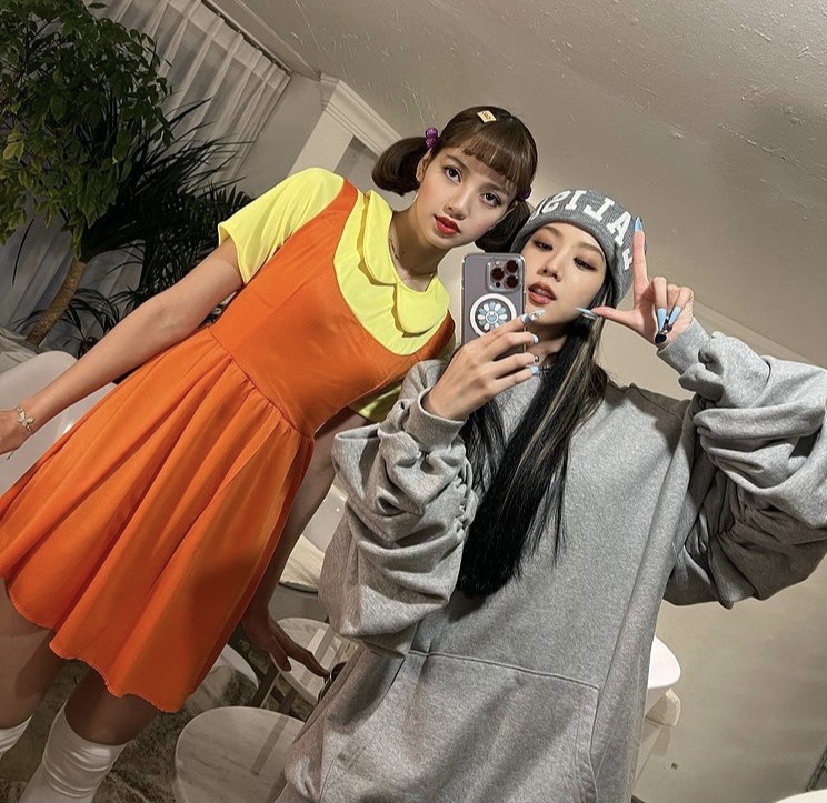iHeartRadio's tweet photo. Our @BLACKPINK girls understood the assignment 👏 

(also Jisoo dressed as #LALISA is ICONIC 😂🙌💖) https://t.co/t0BTZw4sQx
