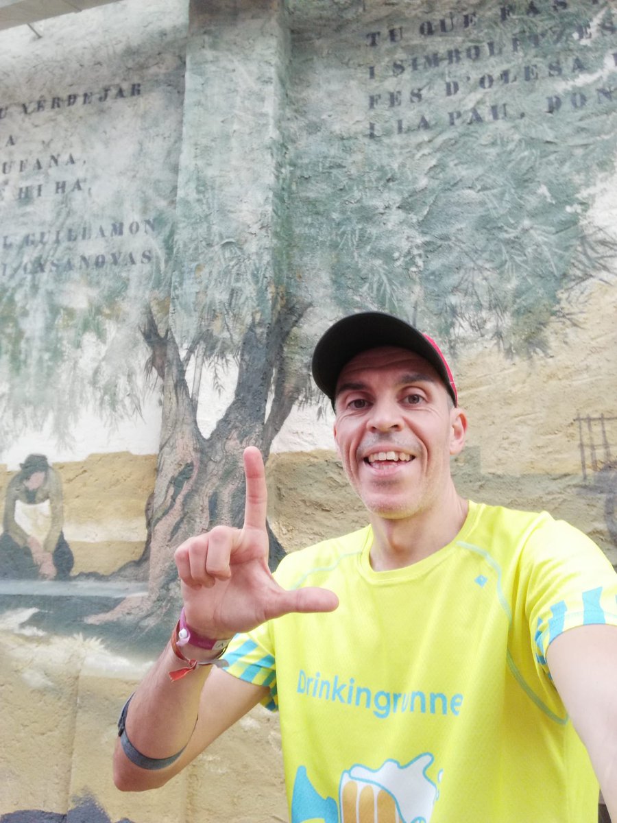 xyecrespo's tweet photo. Si, ya solo quedan 2 y el día D
Hoy tocaba otra camiseta especial, la de los @DrinkingRunners
Con ellos contacte después de hacer los #kmsxCasti @C_Castillejo y que gracias a ellos y @CocaCola_es se conviertan en 36000kg de comida para comedores sociales @bancoalimadrid https://t.co/VE77VEWI8Y