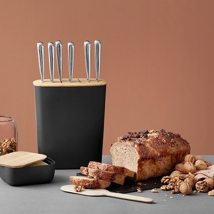 rigtigdesign's tweet image. Autumn is a perfect time for spending extra time in the kitchen. Try out this delicious walnut bread 🍞, the recipe can be found on our website. bit.ly/3pyS78e
Image courtesy of @magasinet_laekkerier
#rigtigdesign #bread #walnutbread #valnøddebrød #butterbox #knifeblock