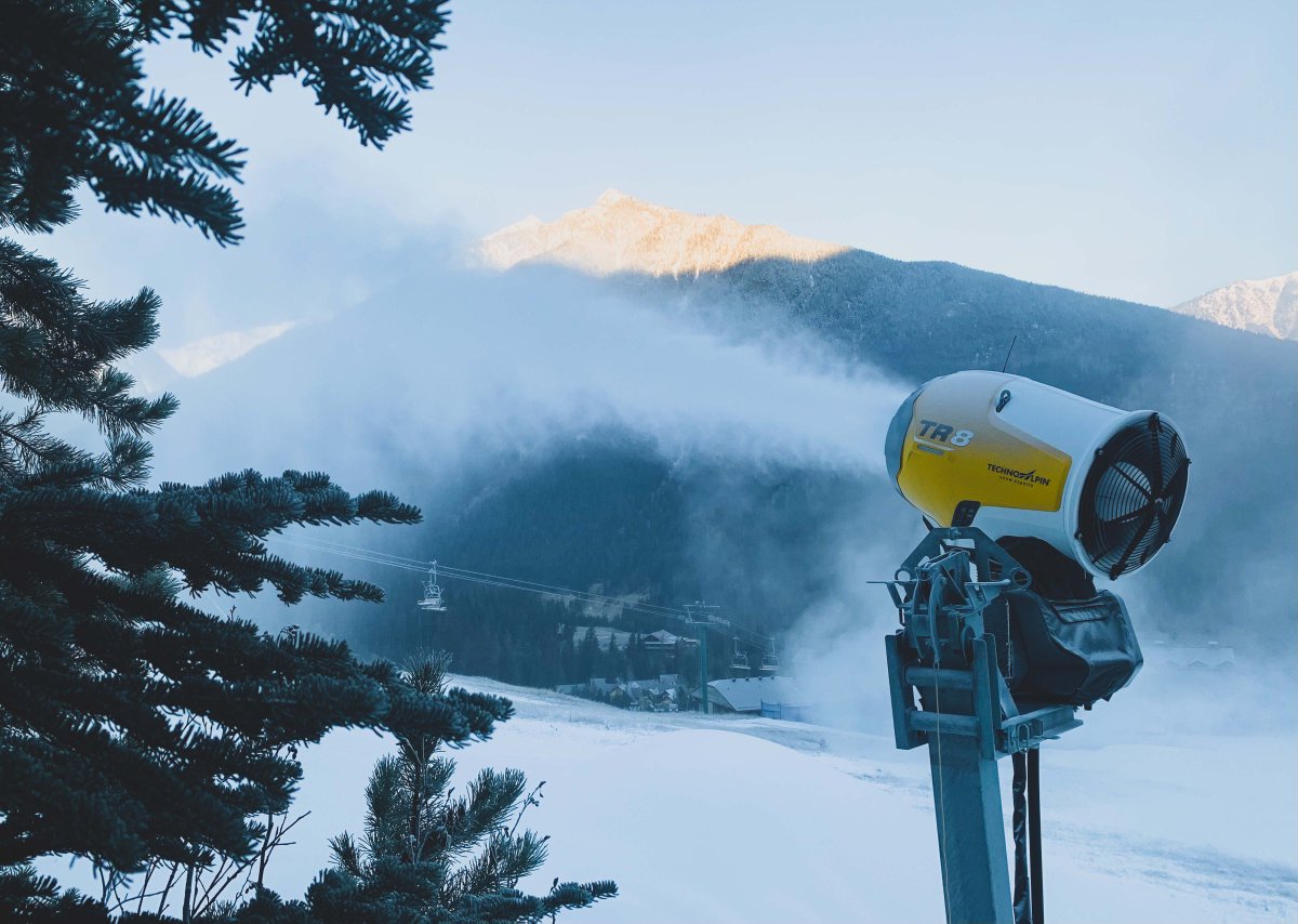 panoramaresort's tweet image. This cold weather is giving us the warm and fuzzies! There's nothing like a chilly weekend to make a mountain look perfect from tip to toe.  20cm up at the summit, and snow guns a-blazing at the base, it's looking a little more wintery every day #PureCanada