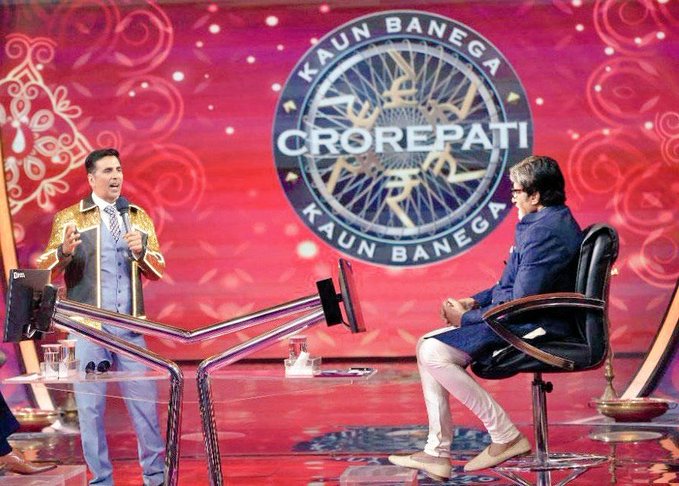 G7Times's tweet photo. Photo: @akshaykumar sir on the sets of #KBC13 during #Sooryavanashi promotional episode.

#ThisDiwaliSooryavanshiWali #AkshayKumar #AmitabhBachchan #RohitShetty #sooryvanshi https://t.co/2io4nLehLw